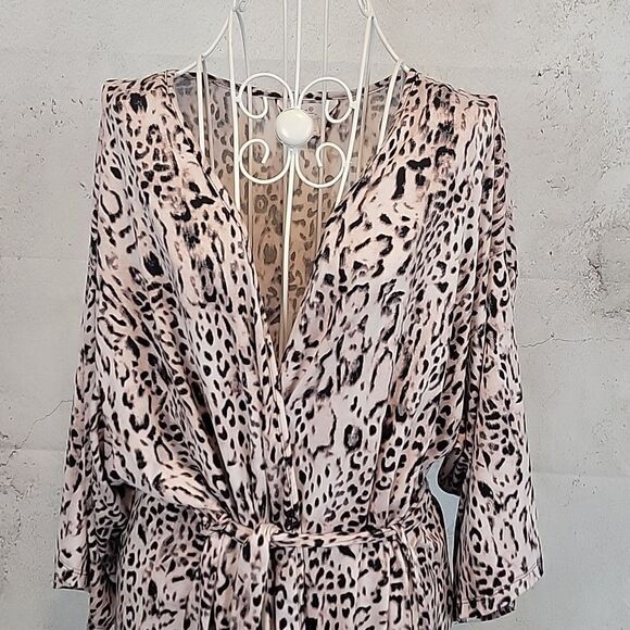 Secret Treasures robe lightweight pink leopard print Women's Size L - Picture 2 of 11